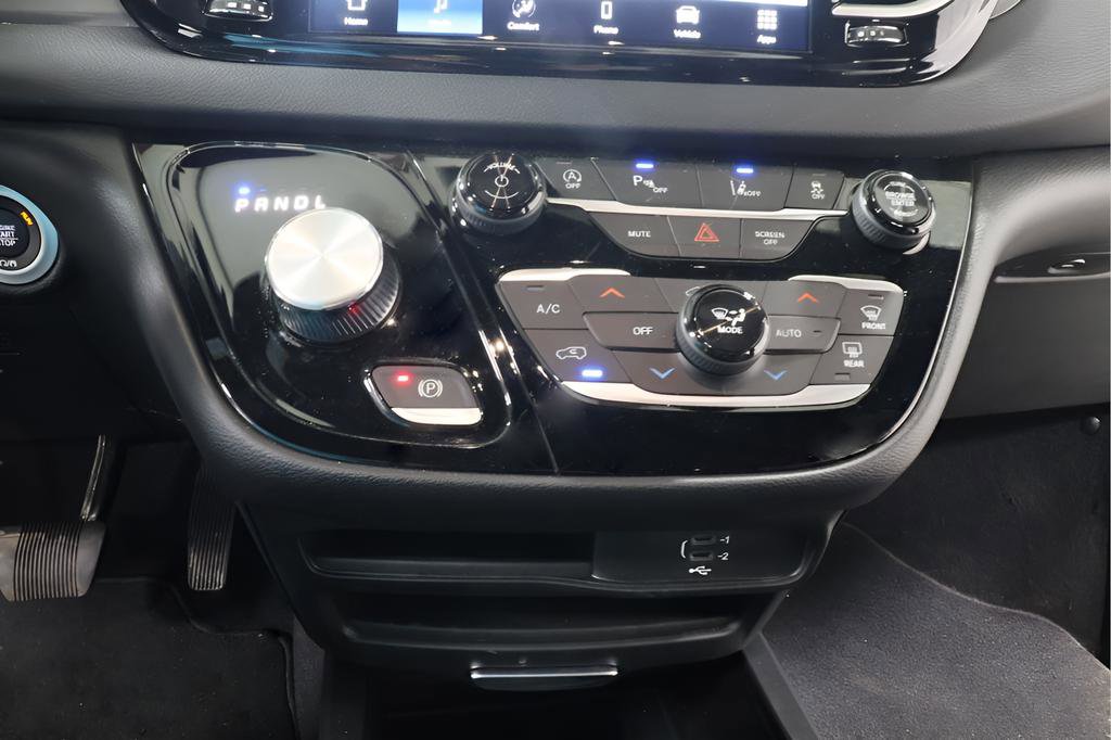 Used 2026 Chrysler Pacifica Select image 10
