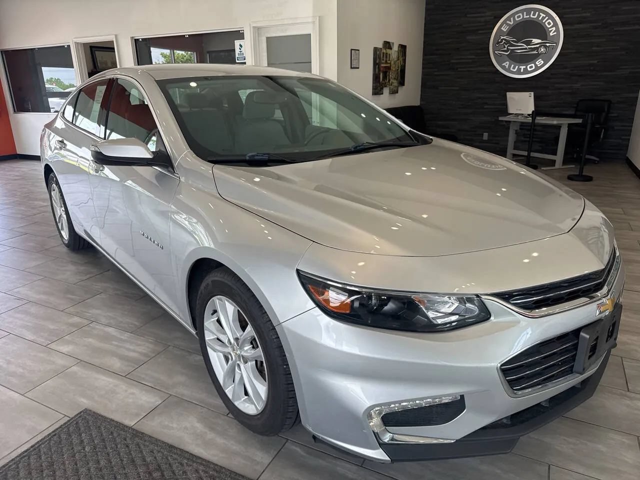 Used 2018 Chevrolet Malibu LT FWD image 3