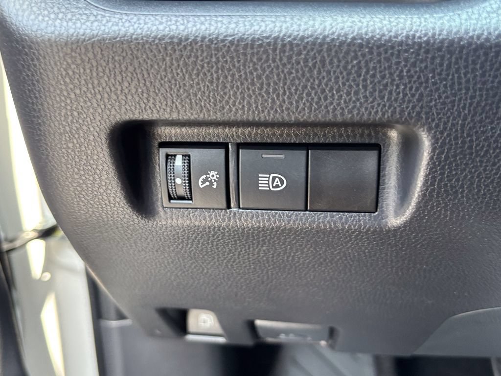 Used 2025 Toyota RAV4 LE AWD/4WD image 28