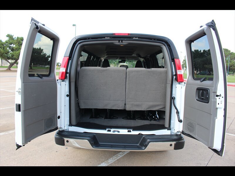 Used 2025 Chevrolet Express 3500 LT w/ LT Preferred Equipment Group RWD image 9