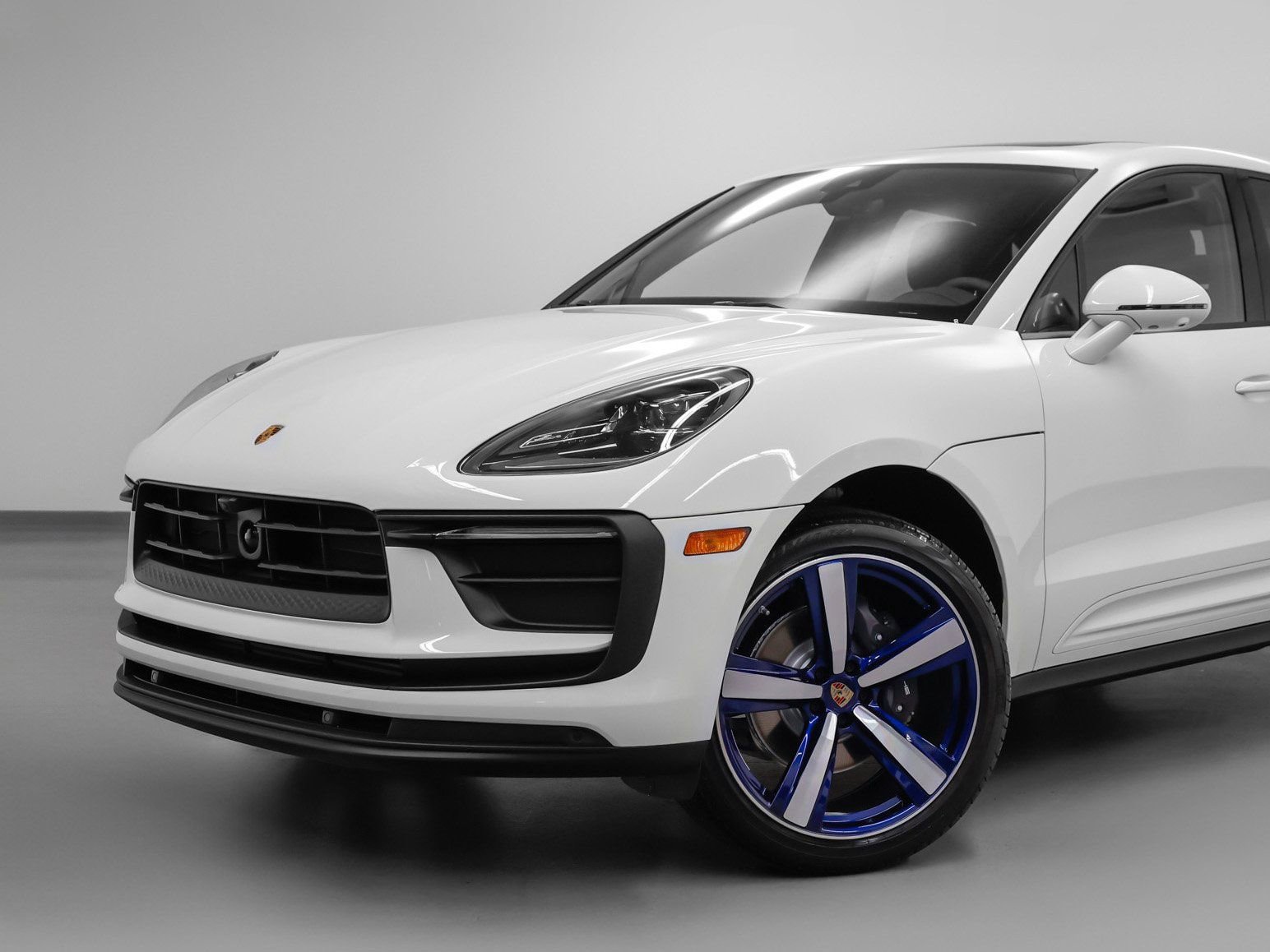 Certified 2025 Porsche Macan AWD/4WD image 7