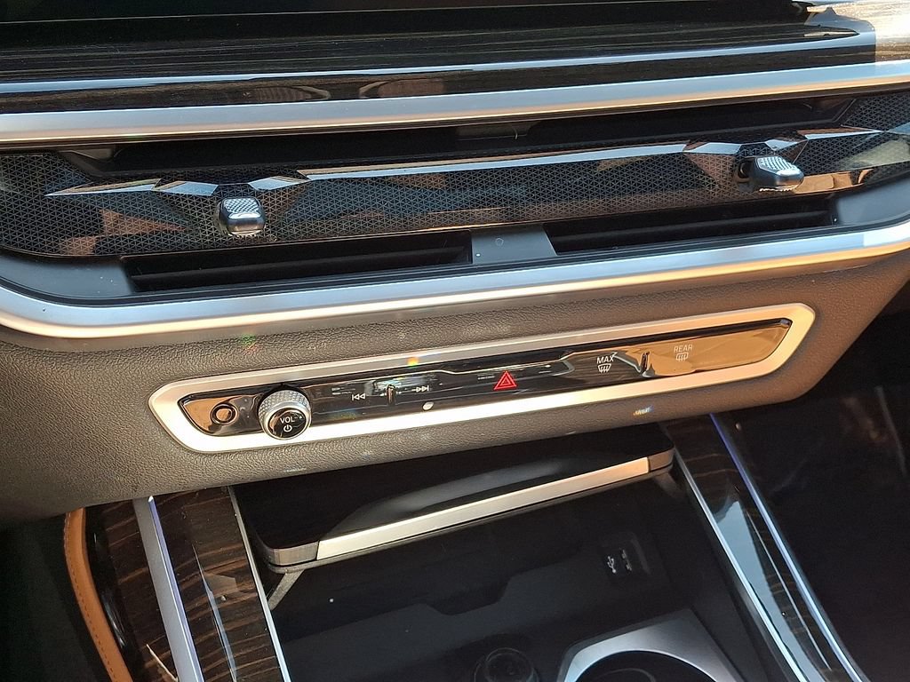 Used 2023 BMW X7 xDrive40i w/ Executive Package AWD/4WD image 16