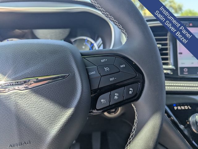 Used 2025 Chrysler Pacifica Premium FWD image 41