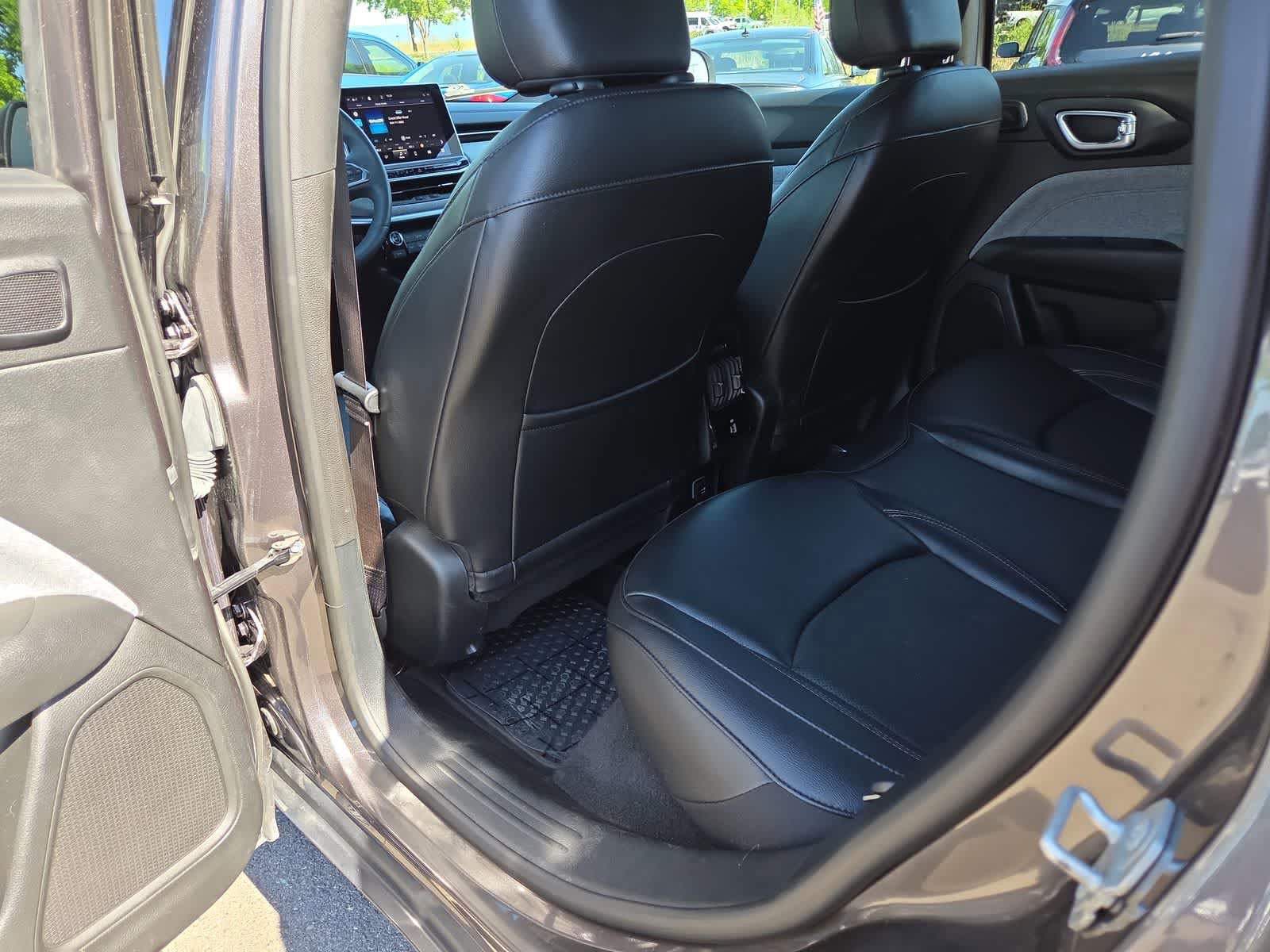 Used 2023 Jeep Compass Latitude w/ Sun and Sound Group AWD/4WD image 20