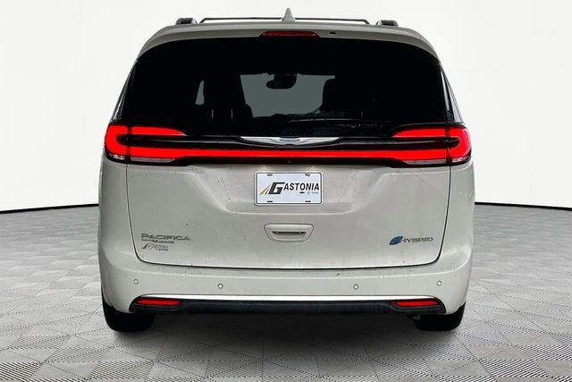 Used 2021 Chrysler Pacifica Limited w/ Uconnect Theater Family Group image 6