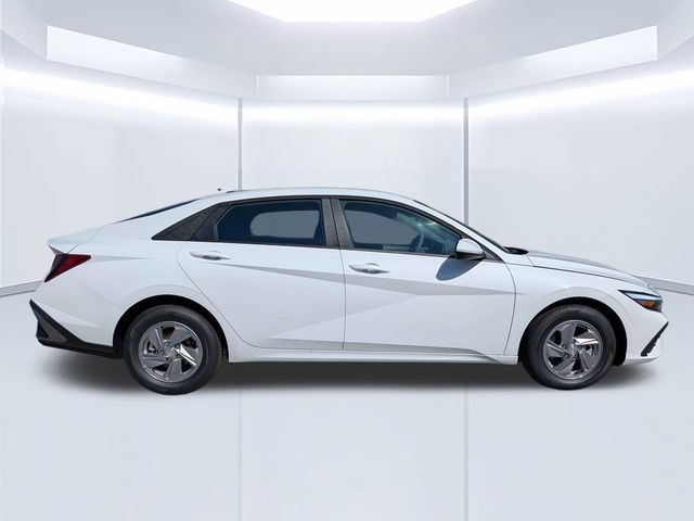 Used 2026 Hyundai Elantra SE FWD image 3