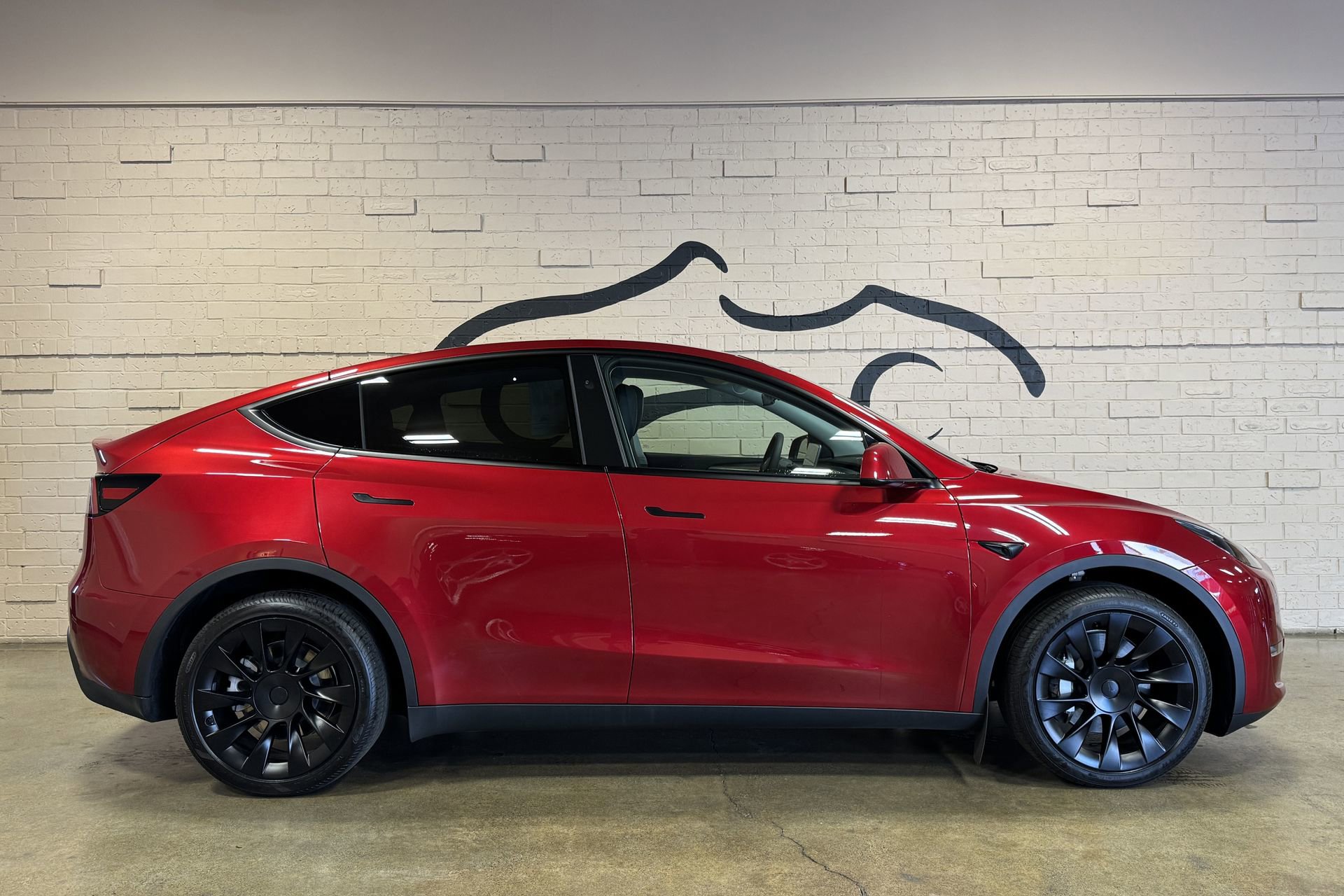 Used 2024 Tesla Model Y Long Range AWD/4WD image 2