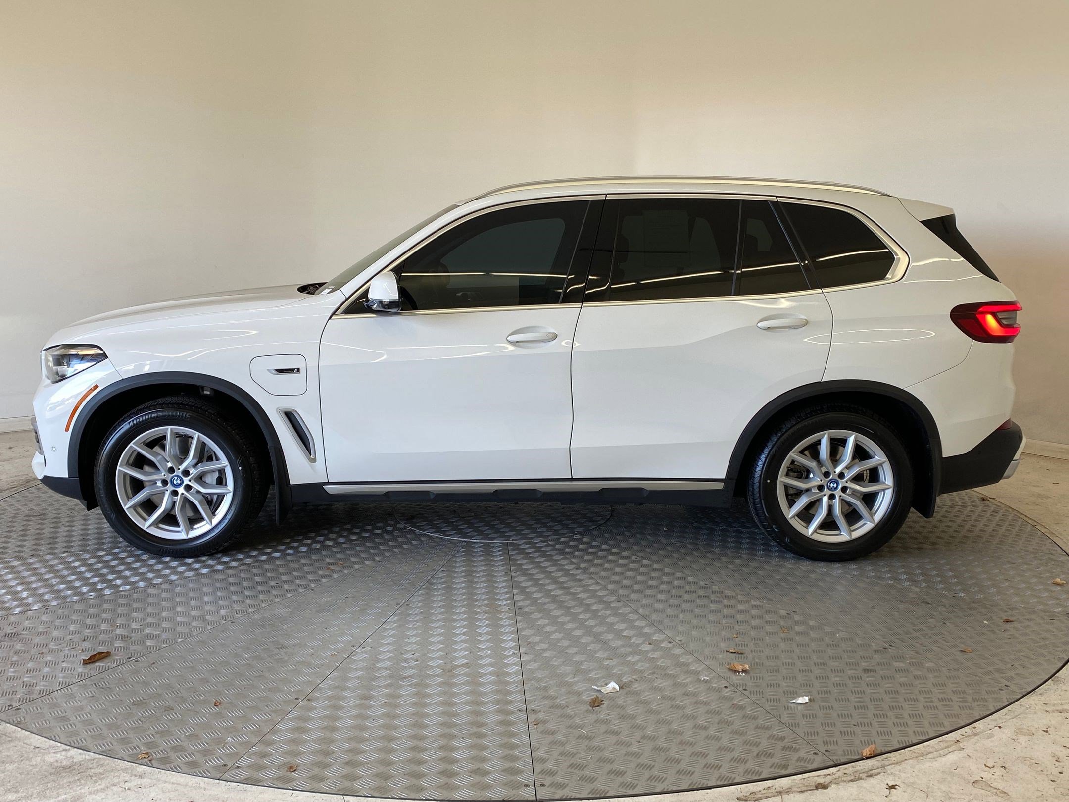 Certified 2022 BMW X5 xDrive45e image 2