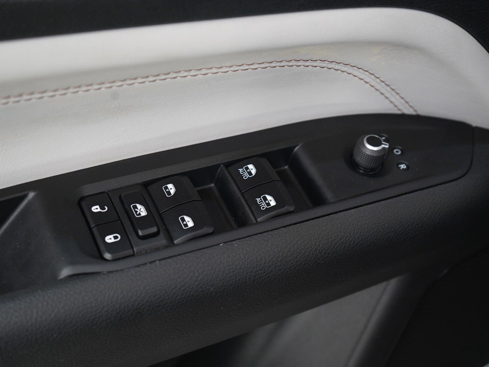 Used 2023 Jeep Compass Limited w/ Sun and Sound Group AWD/4WD image 21