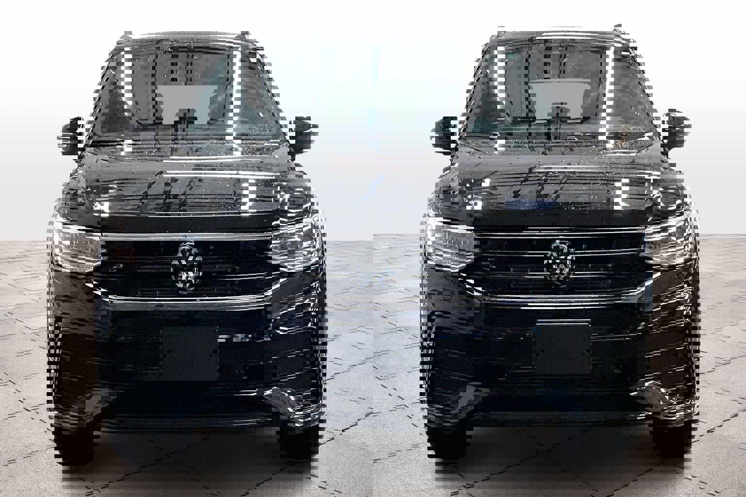 Used 2024 Volkswagen Tiguan SE R-Line image 3