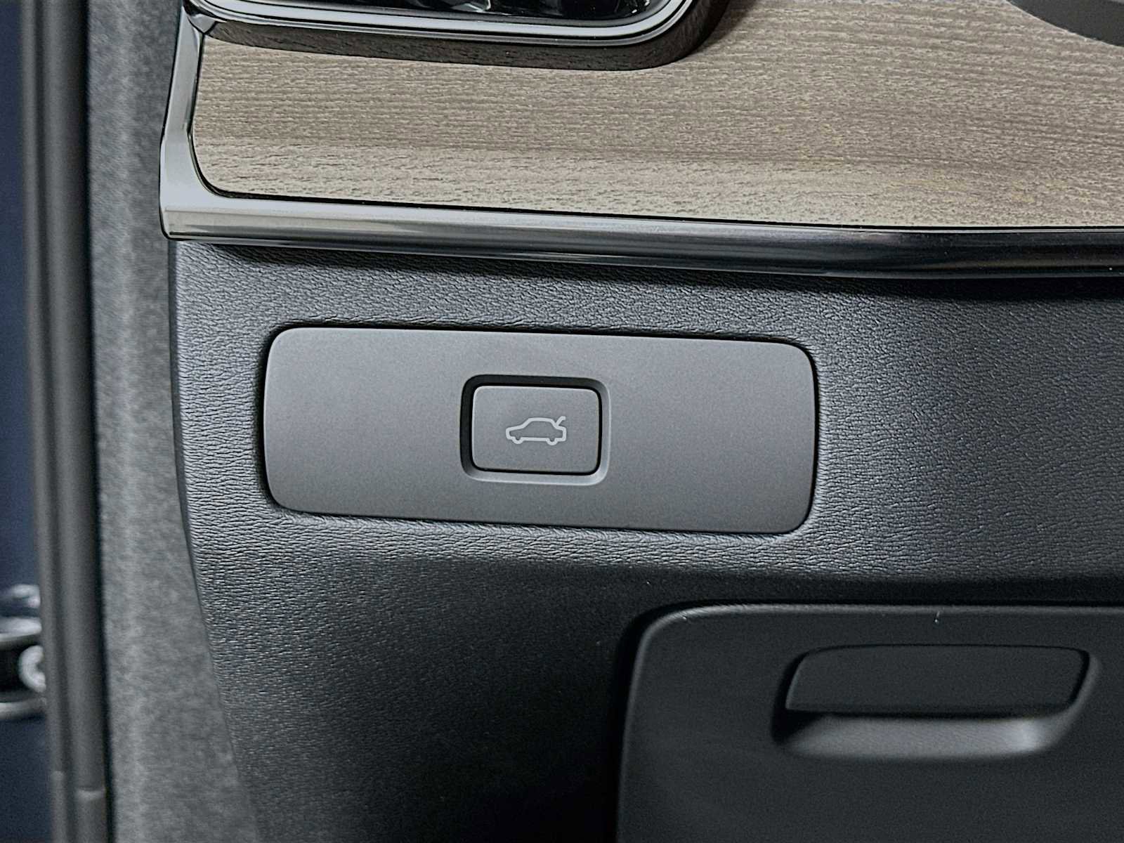 Used 2025 Volvo XC90 B6 Plus w/ Protection Package Premier image 10