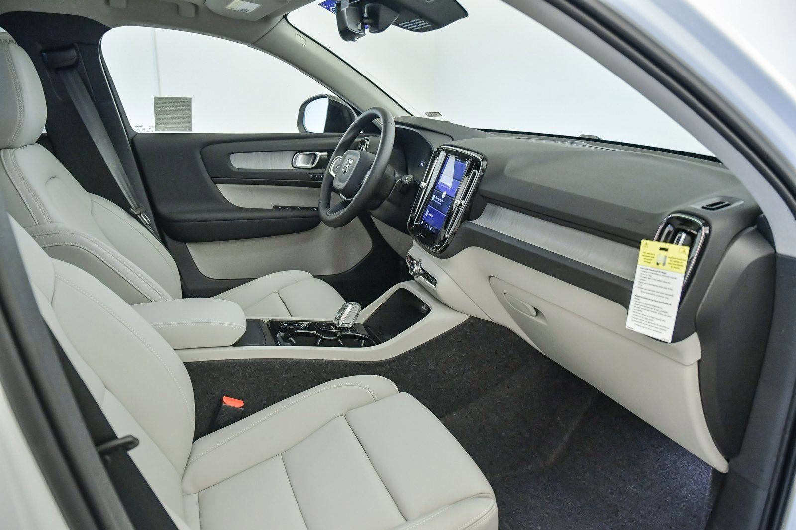 Used 2025 Volvo XC40 B5 Plus w/ Protection Package Premier image 4