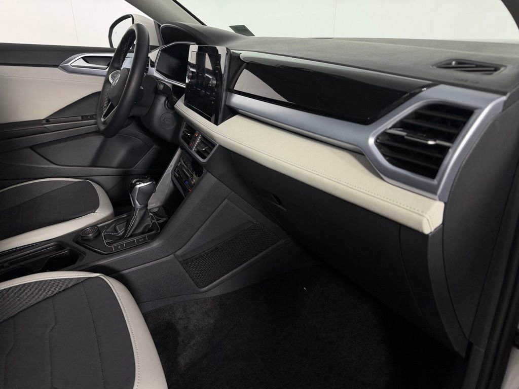 Used 2025 Volkswagen Taos SE w/ Panoramic Sunroof Package AWD/4WD image 30