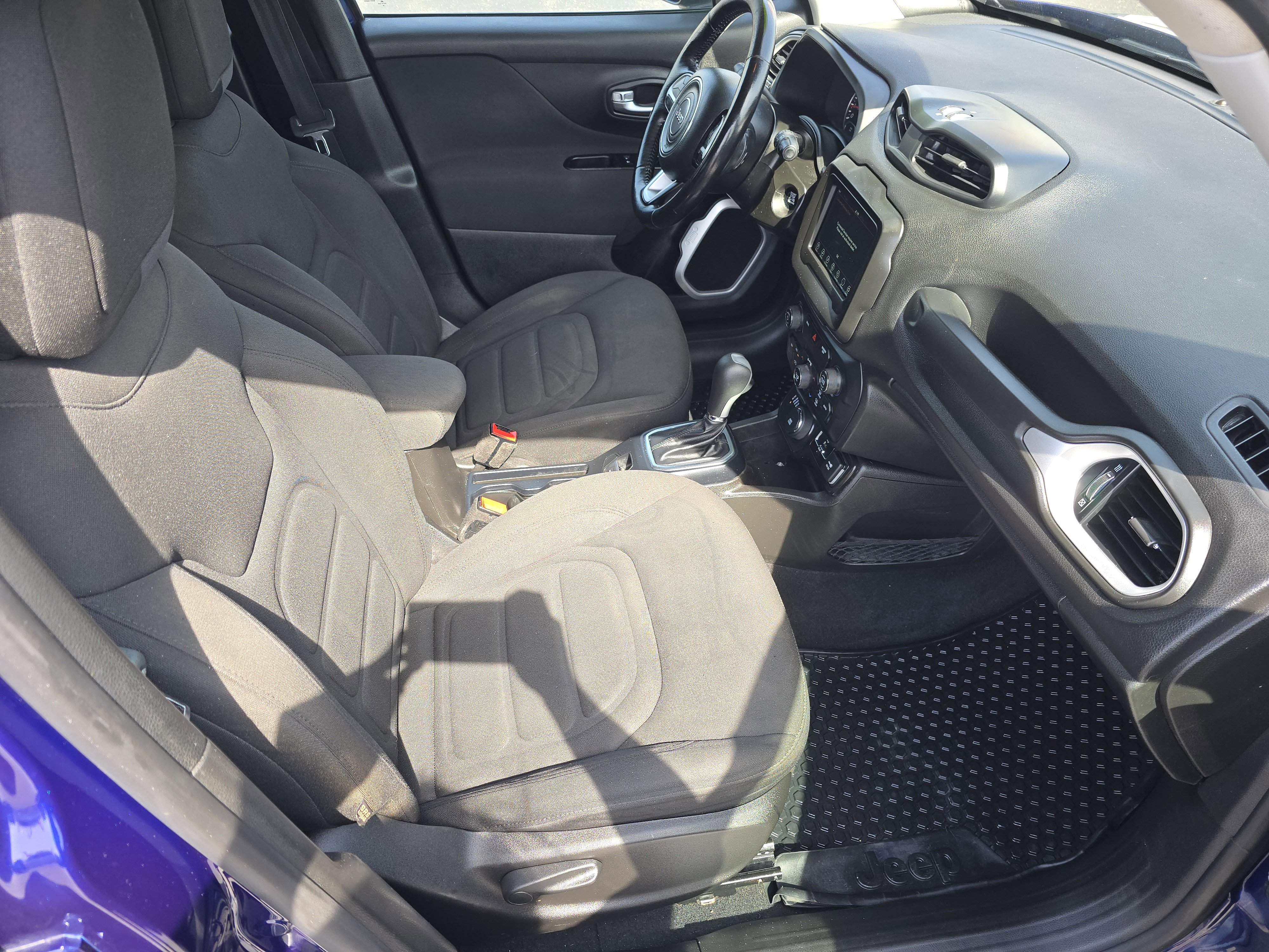 Used 2020 Jeep Renegade Latitude w/ Cold Weather Group image 23