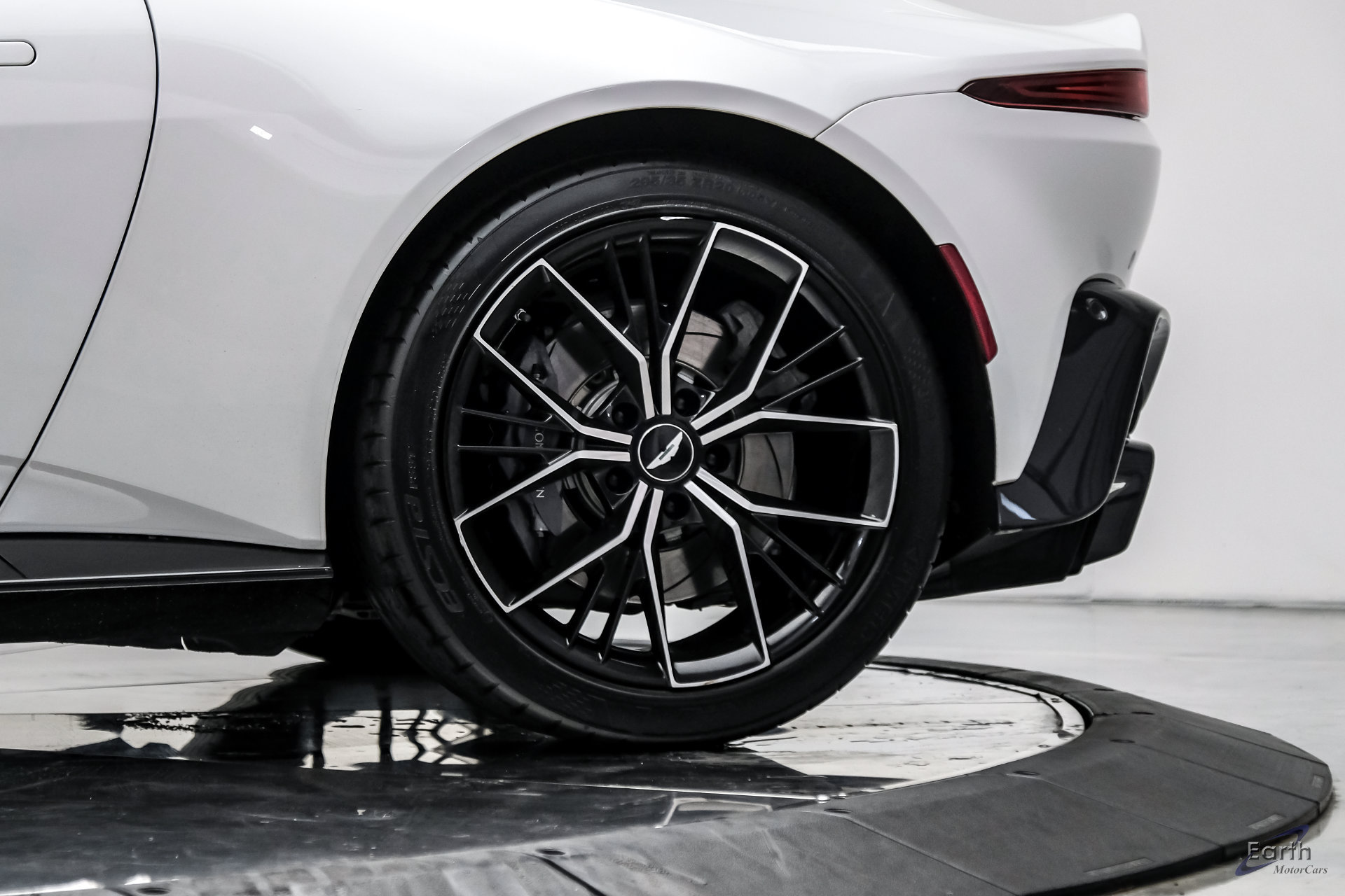 Used 2022 Aston Martin V8 Vantage Coupe RWD image 90