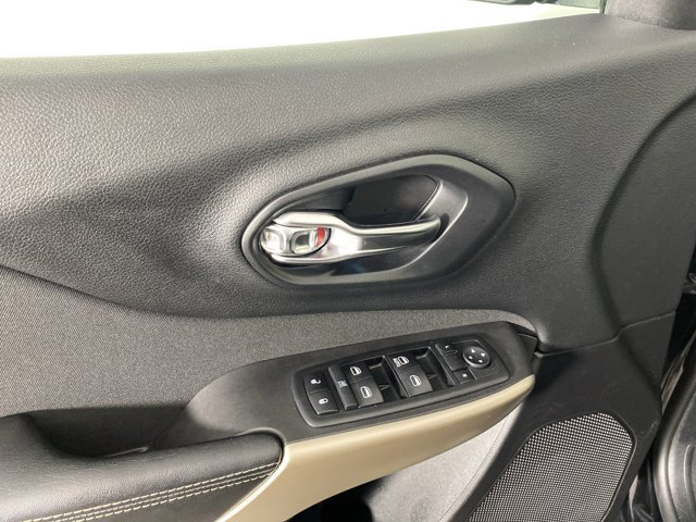 Used 2018 Jeep Cherokee Latitude w/ Safety Group AWD/4WD image 15