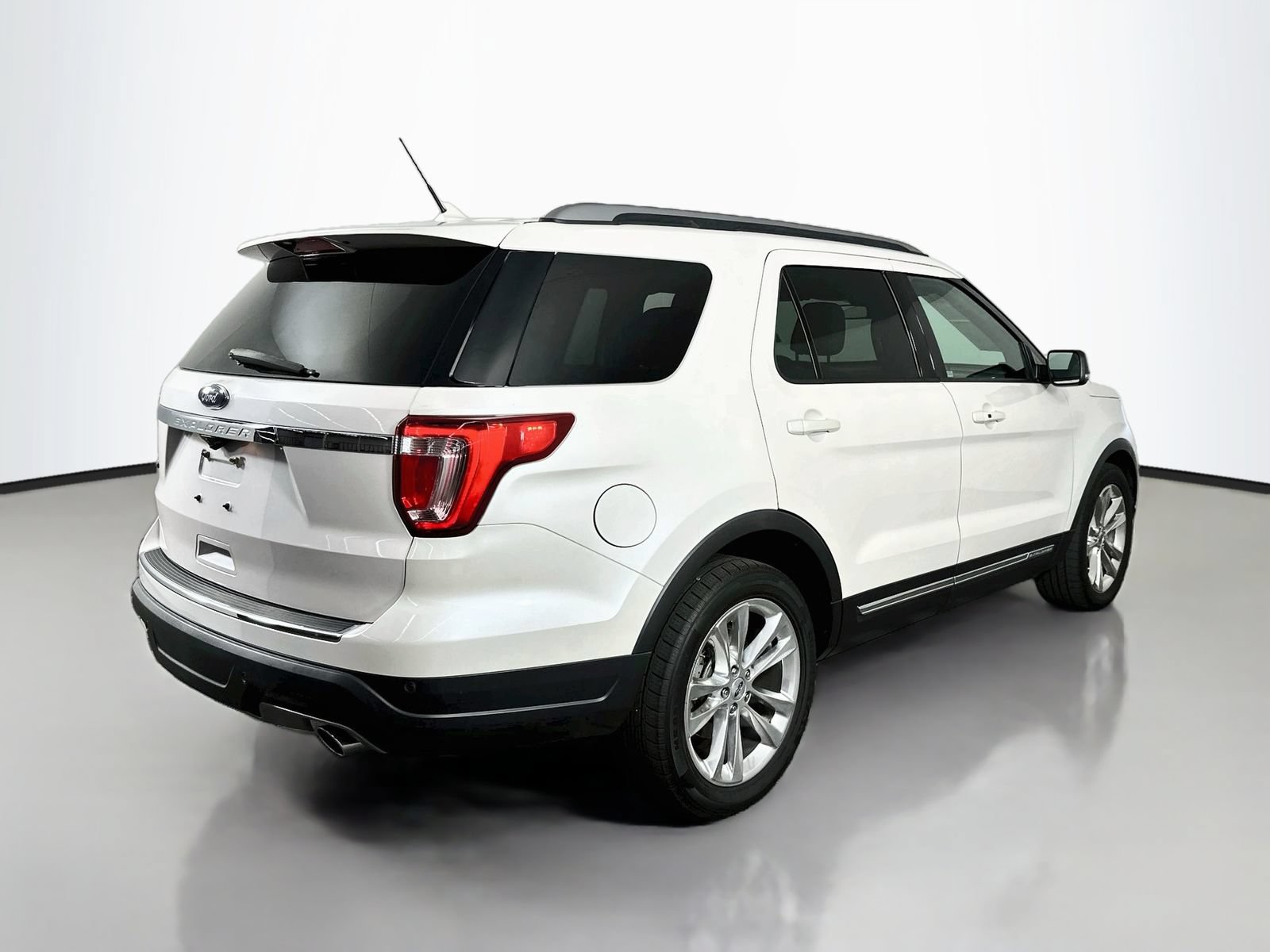 Used 2018 Ford Explorer XLT w/ Equipment Group 202A FWD image 8