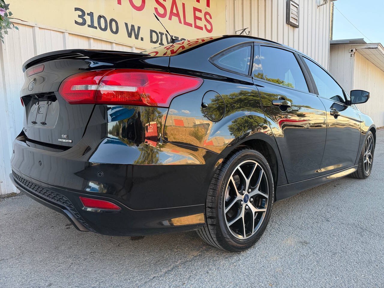 Used 2015 Ford Focus SE w/ SE Sport Package FWD image 4