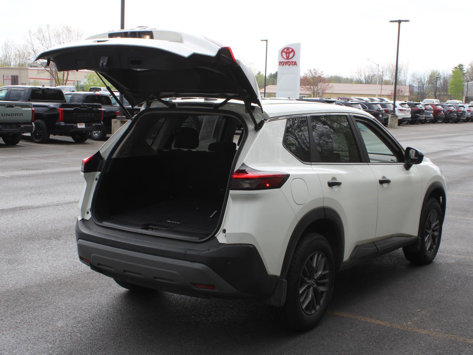 Used 2023 Nissan Rogue S AWD/4WD image 7