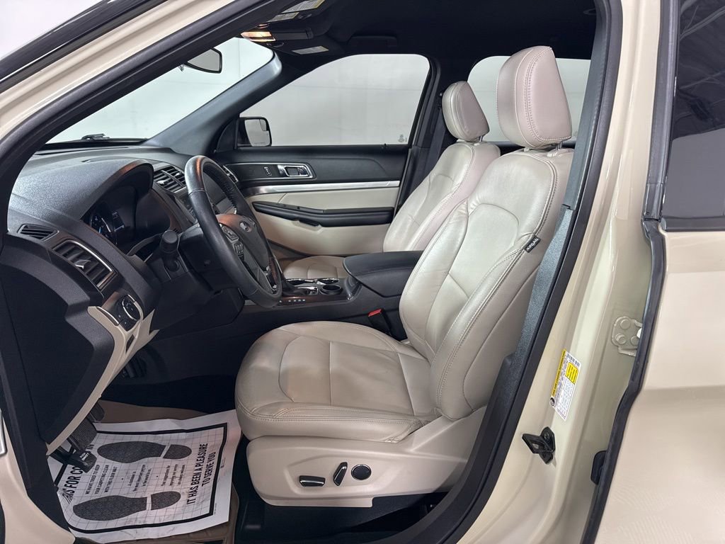 Used 2018 Ford Explorer XLT w/ Equipment Group 202A FWD image 12