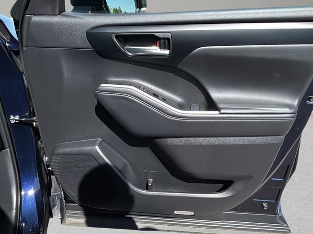 Used 2025 Toyota Highlander XLE FWD image 9