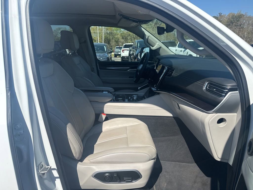 Used 2023 Jeep Wagoneer L 4WD w/ Premium Group I image 12