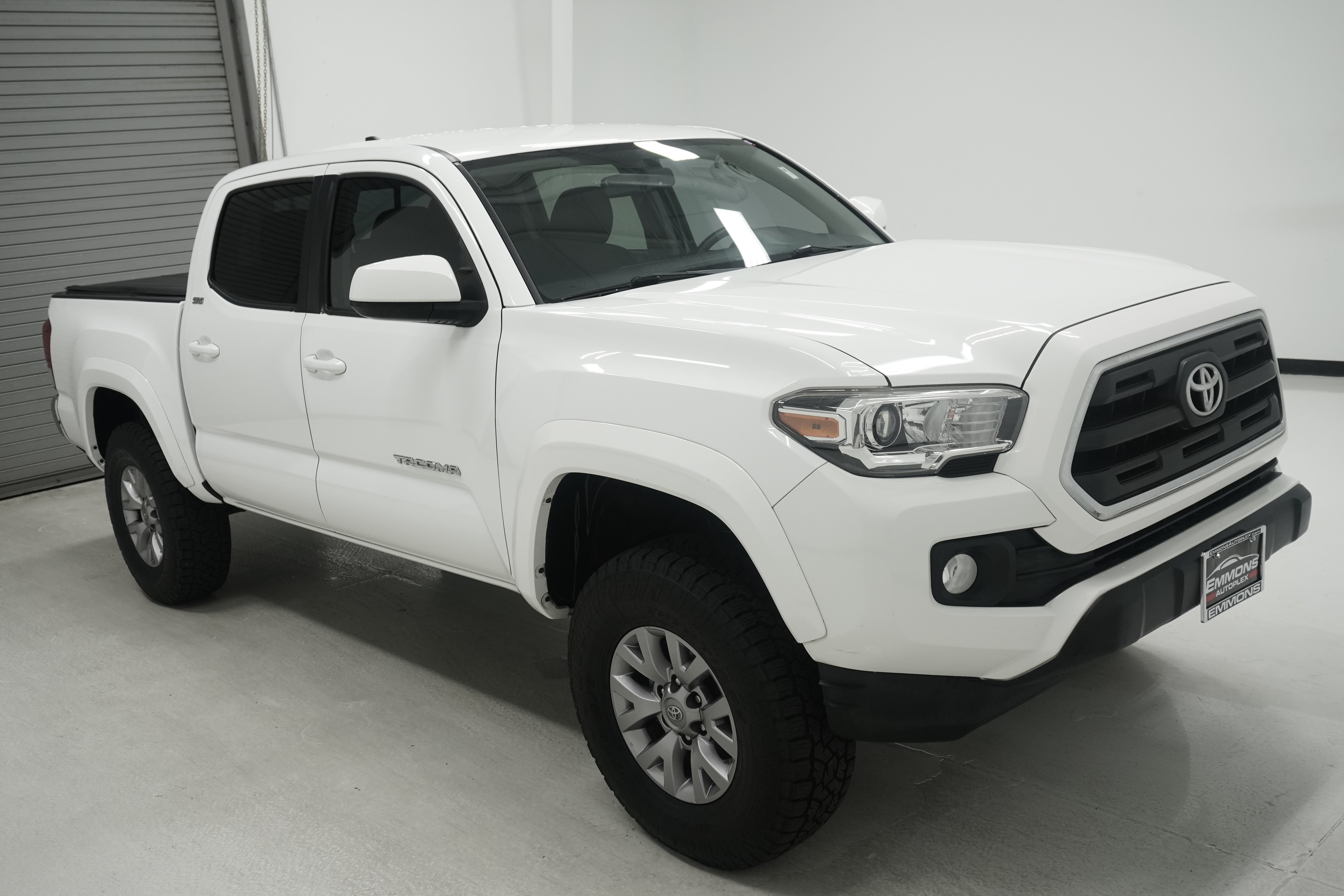Used 2017 Toyota Tacoma SR5 w/ Tow Package RWD image 3