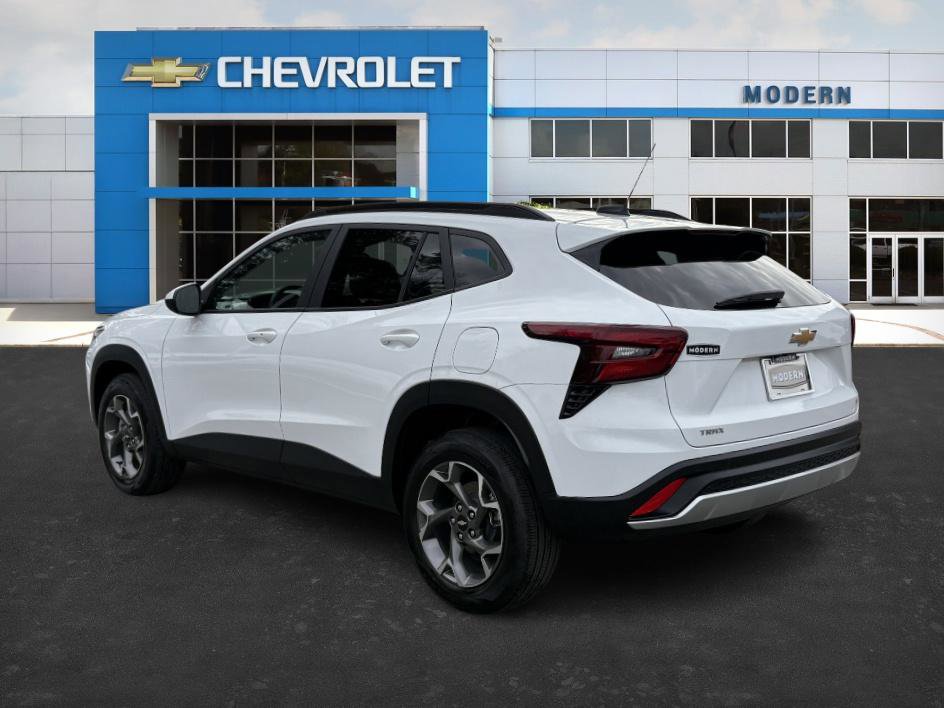 Used 2025 Chevrolet Trax LT w/ Driver Confidence Package image 3