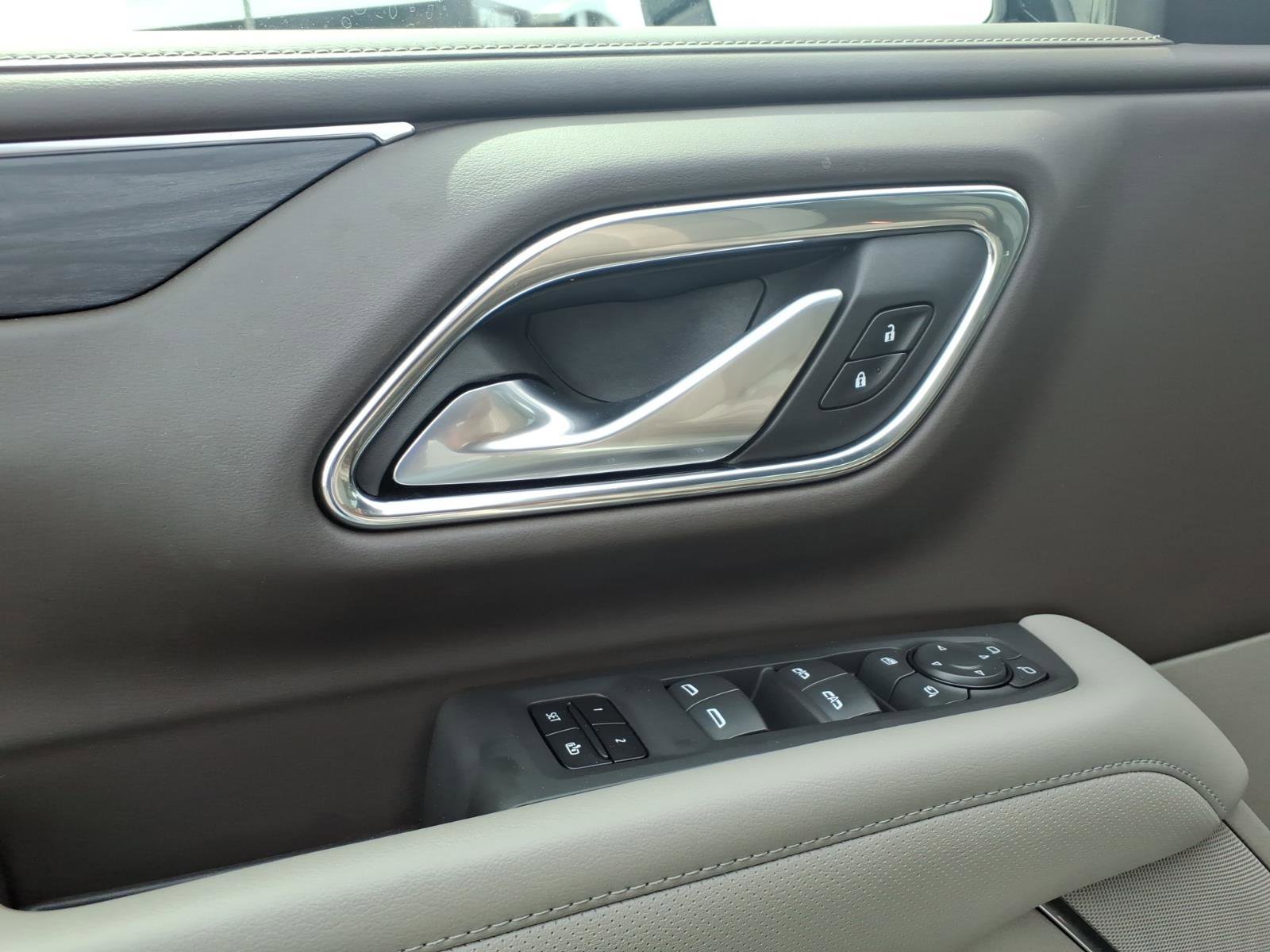 Used 2022 GMC Yukon SLT w/ SLT Premium Package image 9