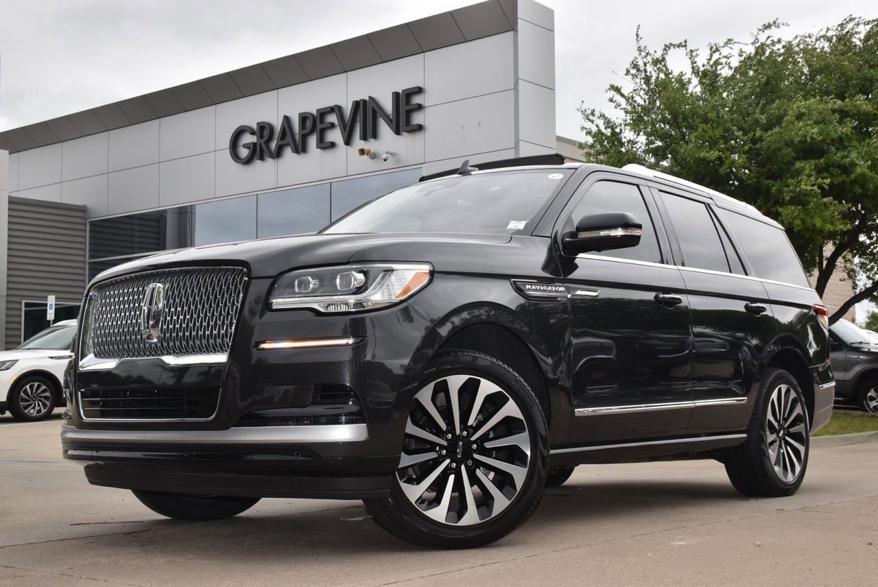 Used 2024 Lincoln Navigator Reserve image 2