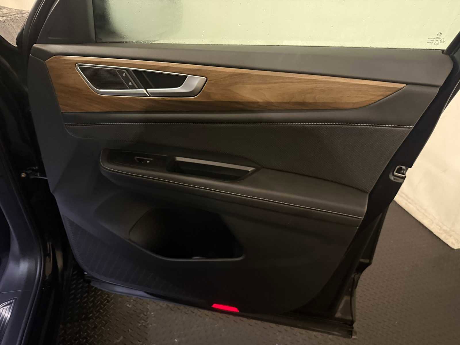 Certified 2025 Volkswagen Atlas SE image 28