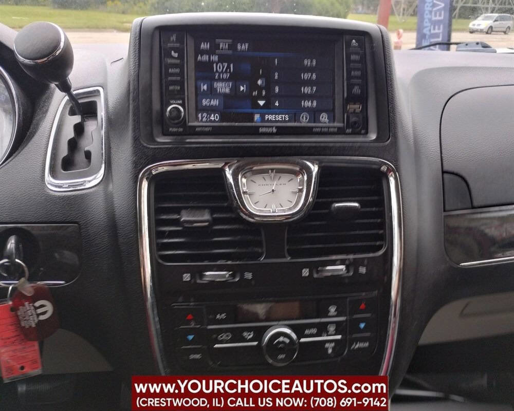 Used 2015 Chrysler Town & Country Touring image 29