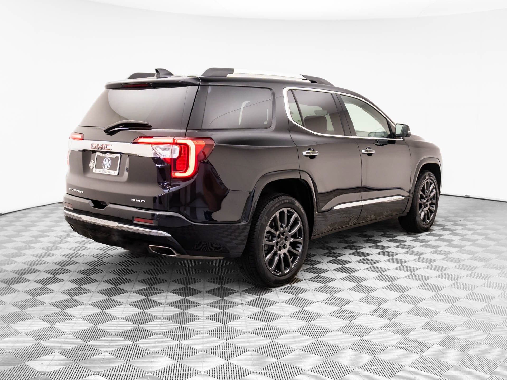 Used 2023 GMC Acadia Denali w/ Black Diamond Edition image 6