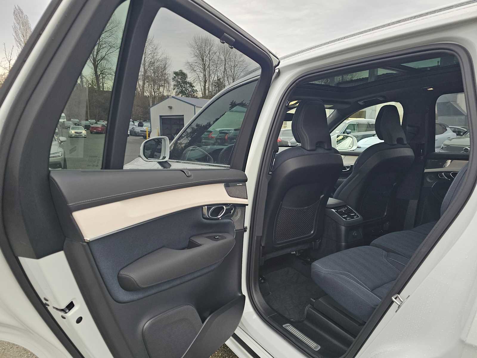 Certified 2025 Volvo XC90 T8 Ultra image 18