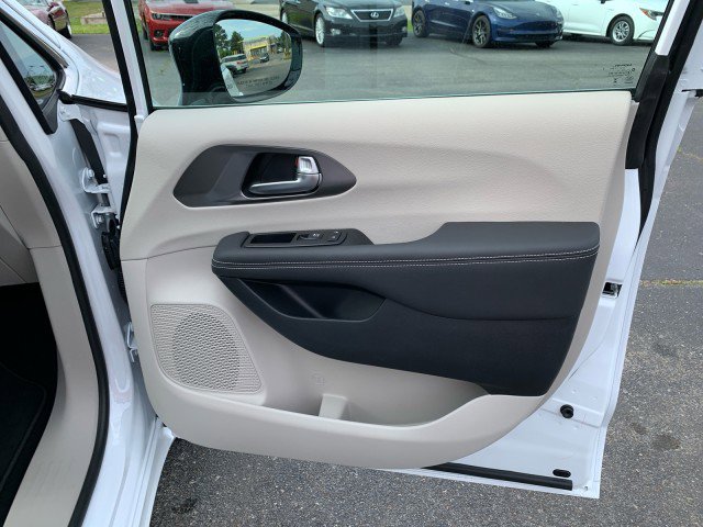 Used 2024 Chrysler Pacifica Touring-L image 18