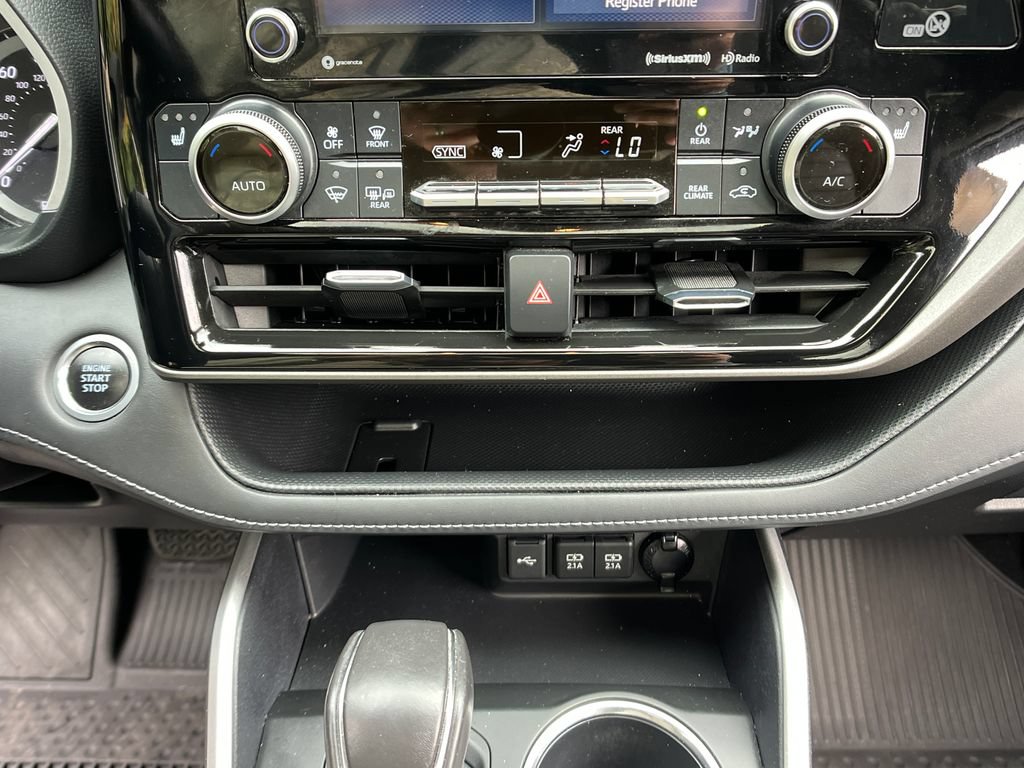 Used 2021 Toyota Highlander XLE AWD/4WD image 17