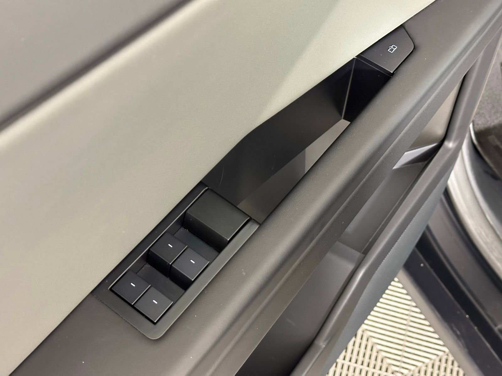 Used 2025 Tesla Cybertruck AWD Crew Cab image 42