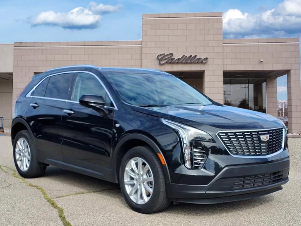 Used 2022 Cadillac XT4 Luxury w/ Cold Weather Package image 3