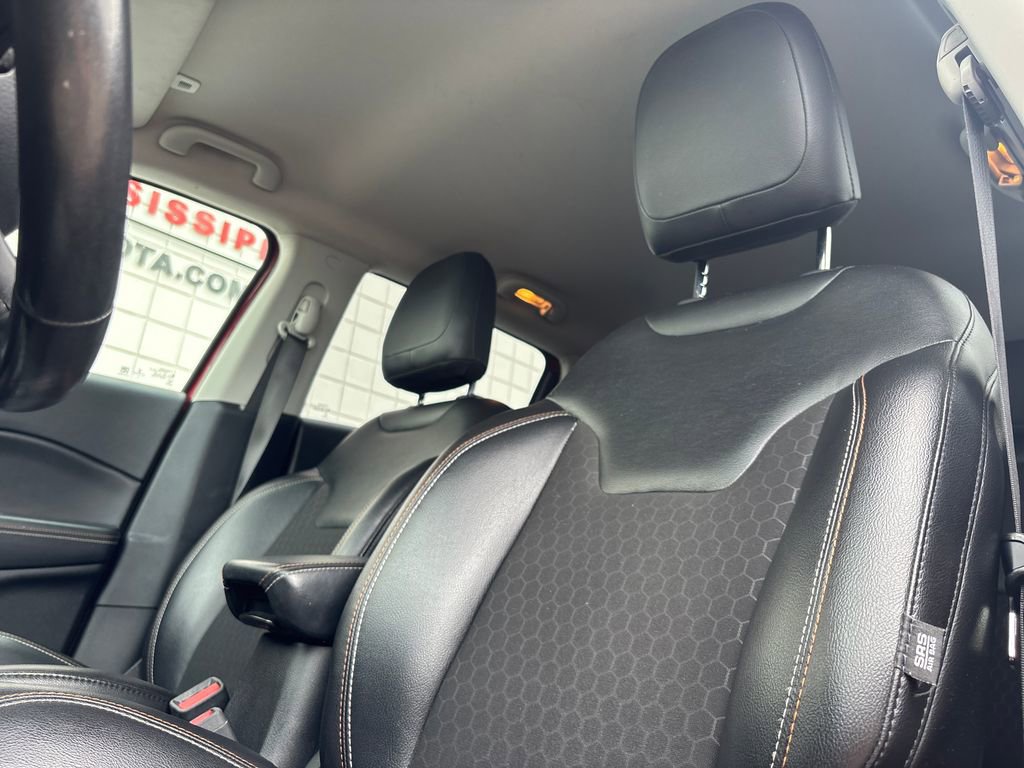 Used 2018 Jeep Compass Latitude FWD image 9