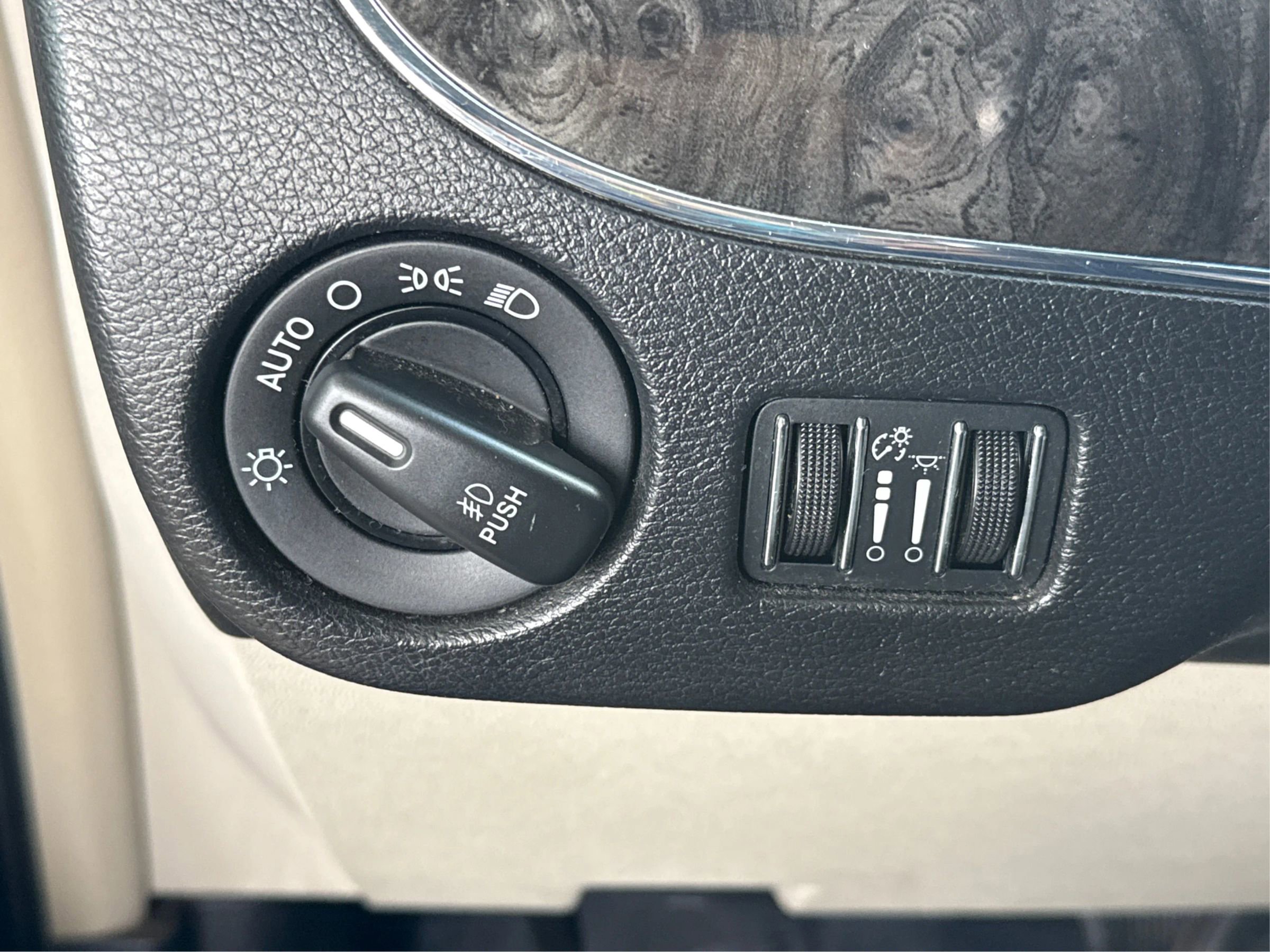 Used 2014 Chrysler Town & Country Touring image 19