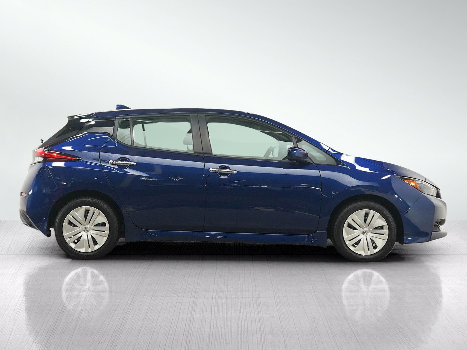 Used 2025 Nissan Leaf S FWD image 6