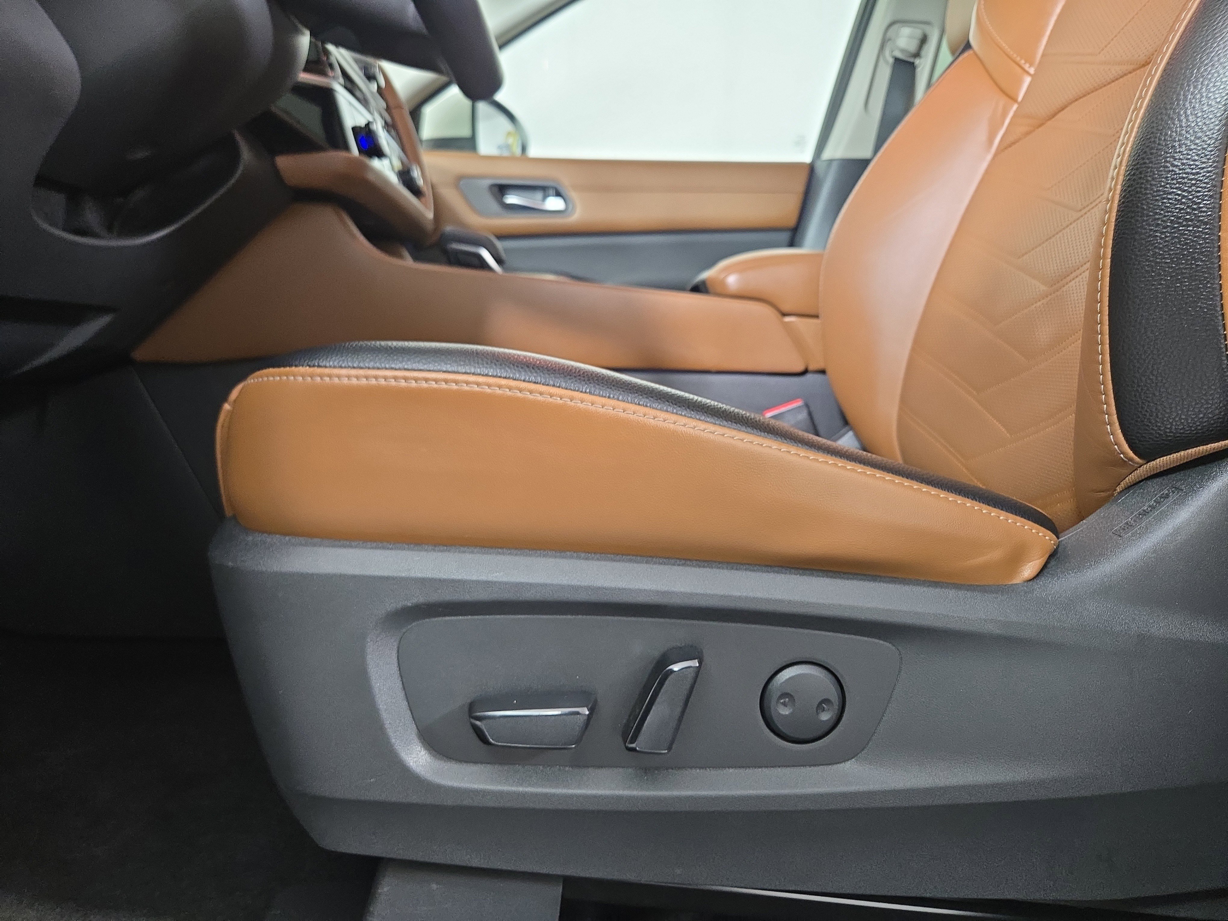 Used 2022 Nissan Pathfinder Platinum w/ Cargo Package image 33