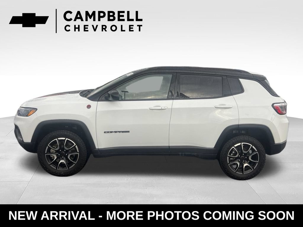 Used 2025 Jeep Compass Trailhawk AWD/4WD image 2
