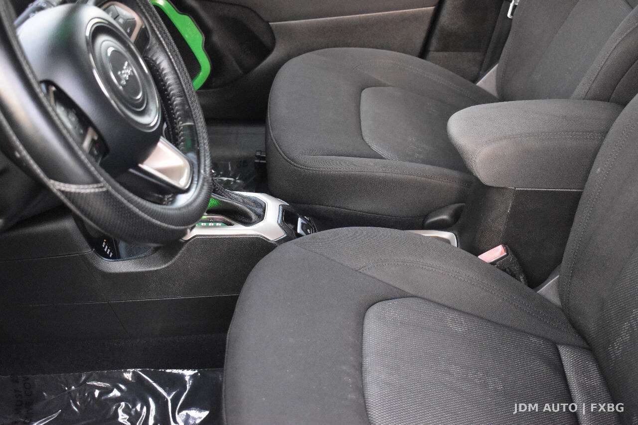 Used 2017 Jeep Renegade Latitude w/ Cold Weather Group AWD/4WD image 28