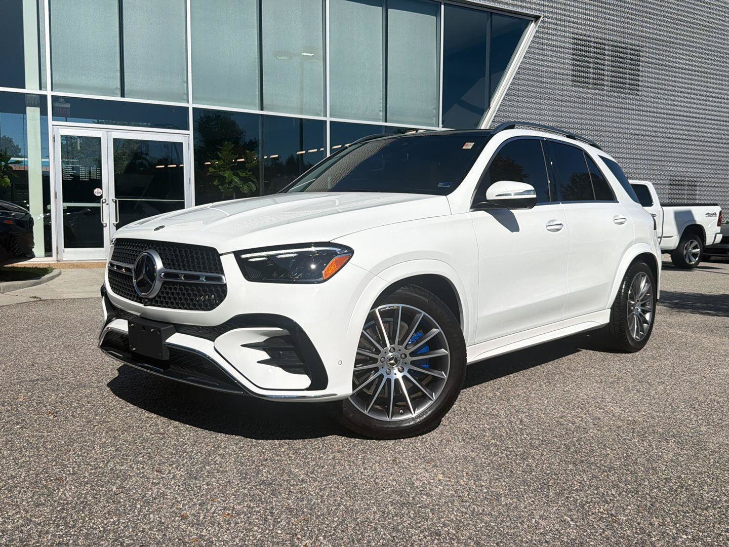 Used 2025 Mercedes-Benz GLE 450 4MATIC w/ AMG Line Exterior image 1