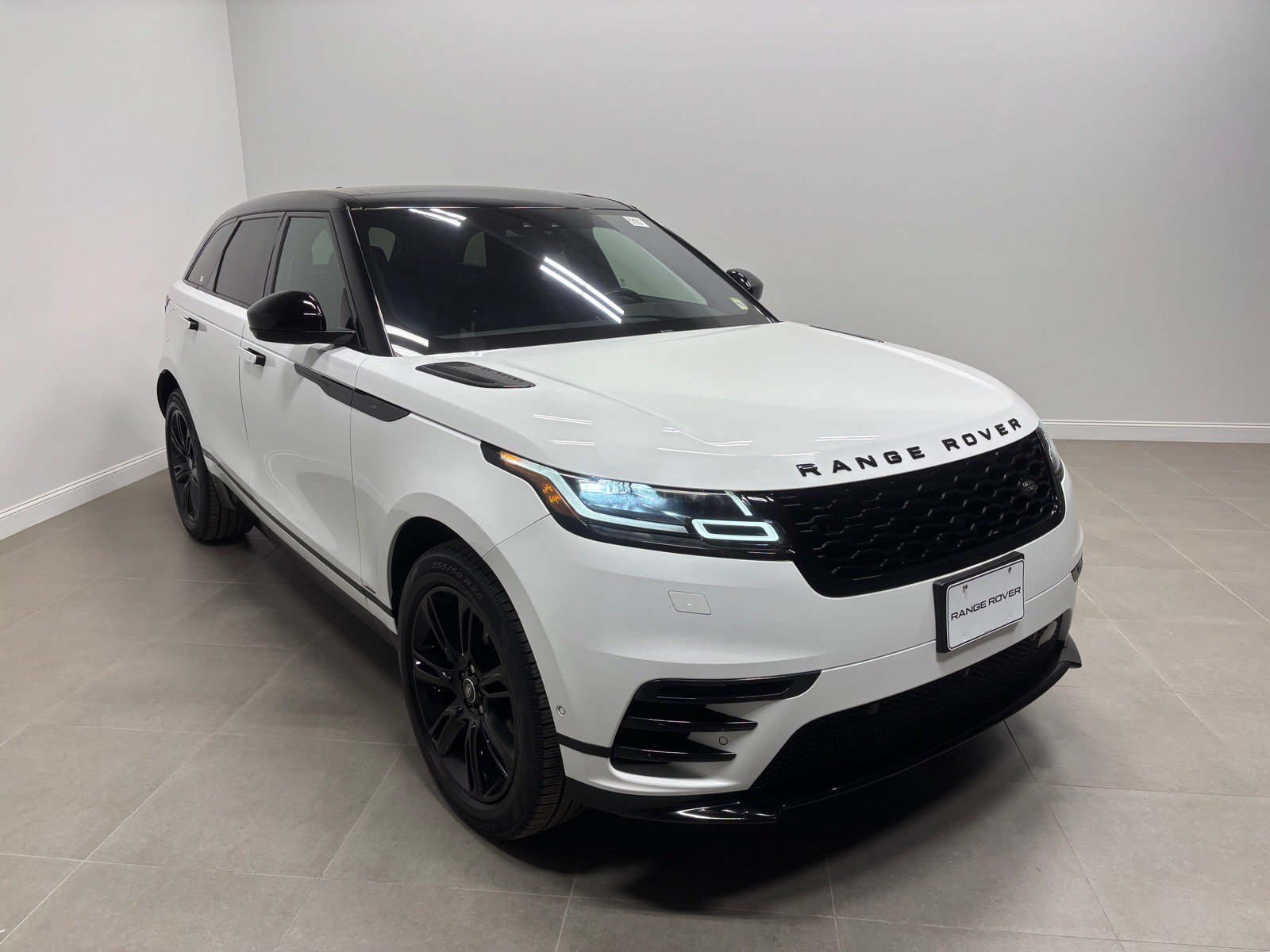 Used 2019 Land Rover Range Rover Velar R-Dynamic SE AWD/4WD image 4