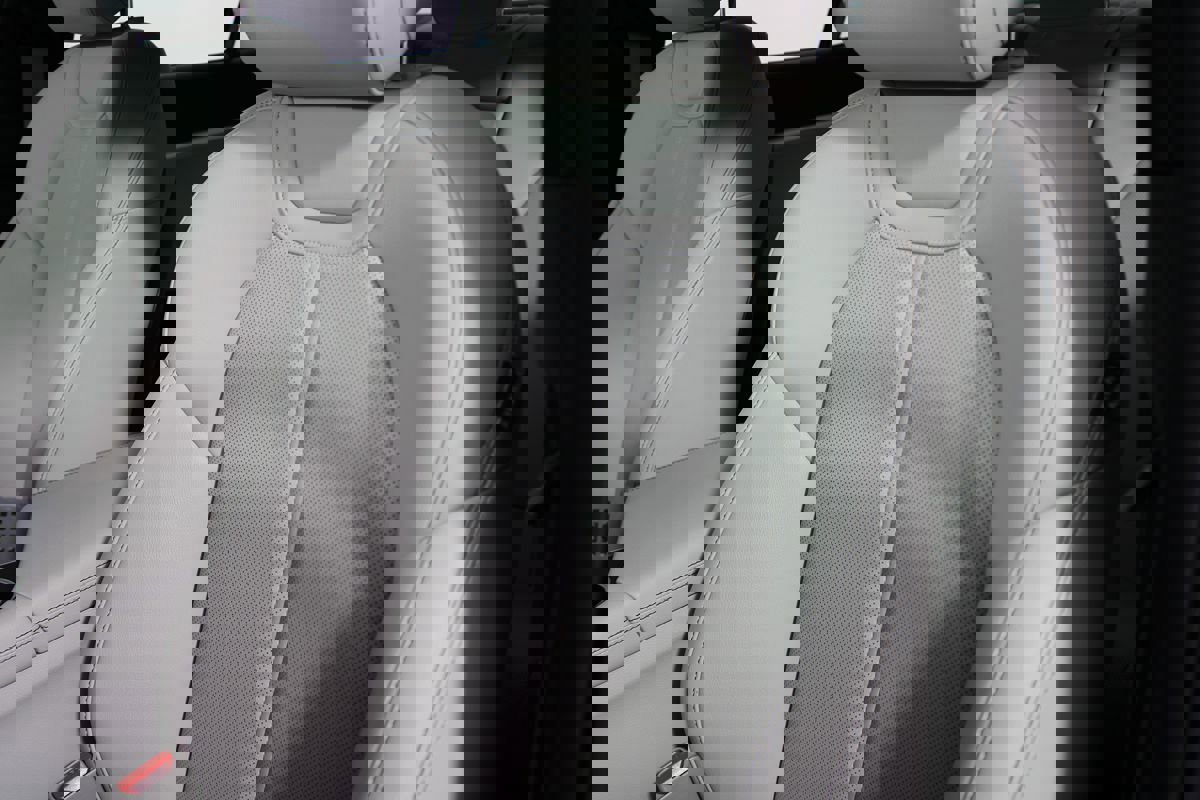 Used 2025 Genesis G70 2.5T image 9