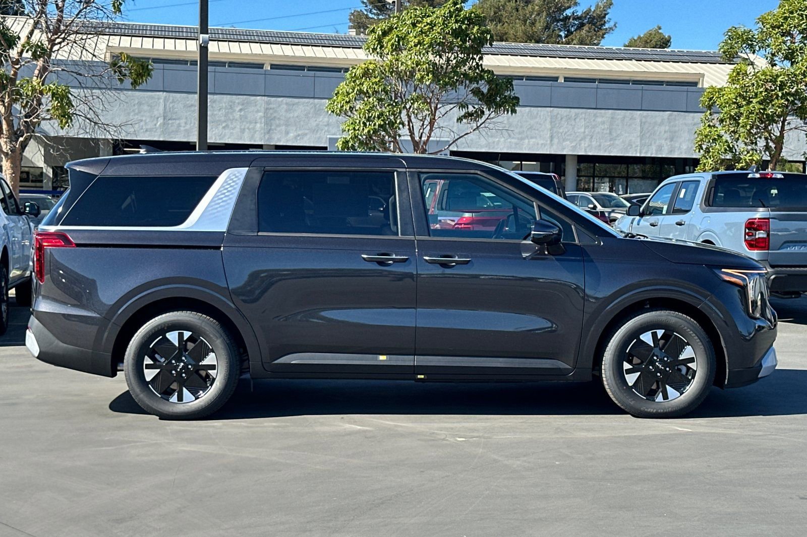 New 2026 Kia Carnival LXS image 3