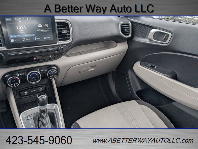 Used 2025 Hyundai Venue Limited FWD image 9
