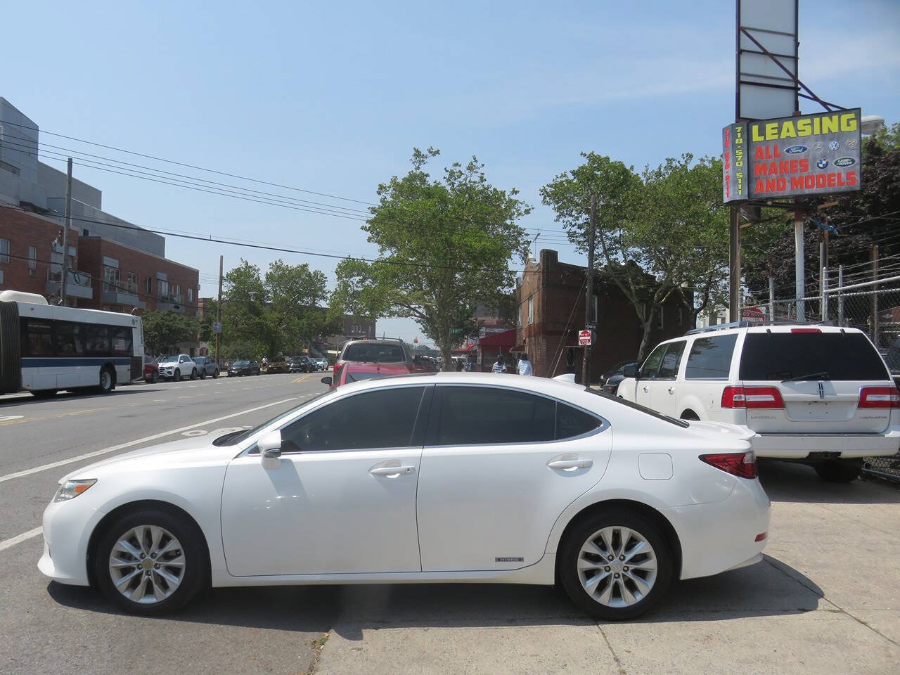 Used 2015 Lexus ES 300h w/ Premium Package w/Bamboo Trim FWD image 7
